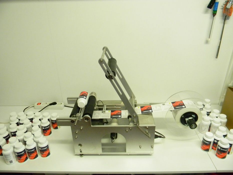 Masina etichetare semiautomata