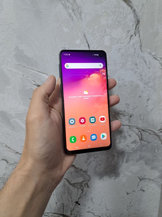 Продам Samsung Galaxy S10 память 8/128gb работает отлично