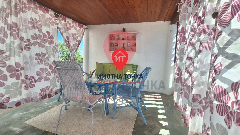 Масивна къща в Долнослав