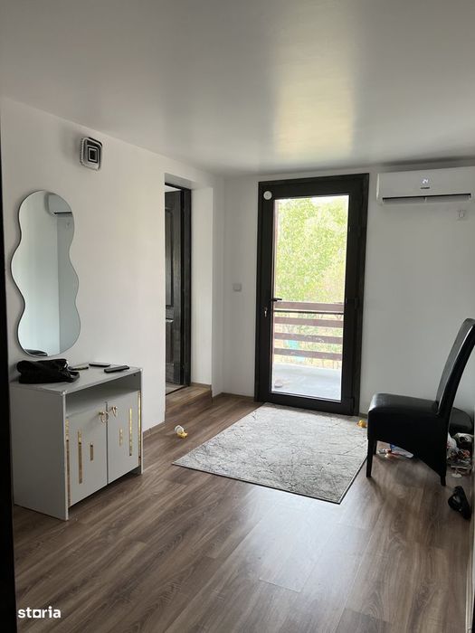 Casă cu 8 camere, piscină și garaj