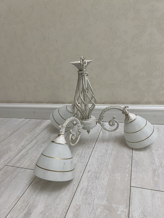 Продается трехрожковая люстра