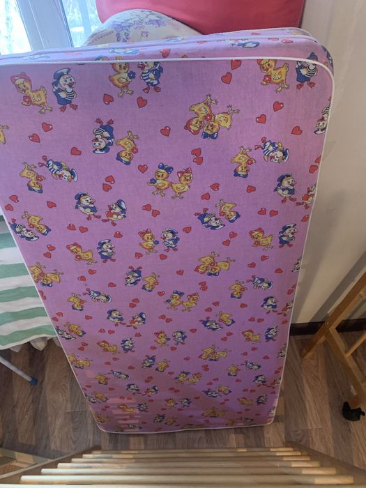 Детская кроватка б/у с матрамом.