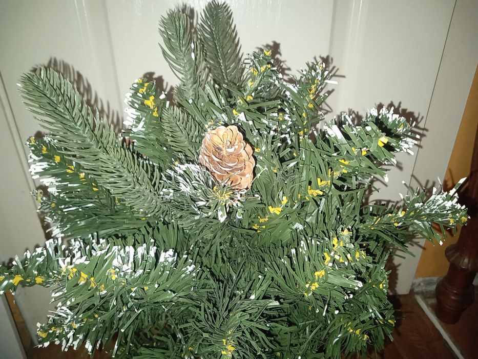 Торг. Ёлка с необычной подставкой .