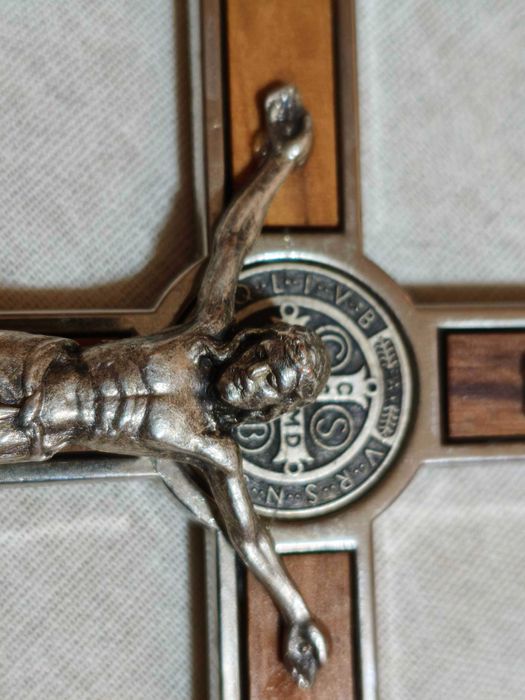 Cruce de perete din lemn de măslin cu Sfântul Benedict, 19 cm