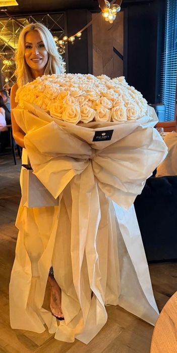 Букет от 101 рози, изработка от Palmira.flowers. Закупен за 160 евро. Продавам го за 100 евро. В София и Перник може лично предаване.