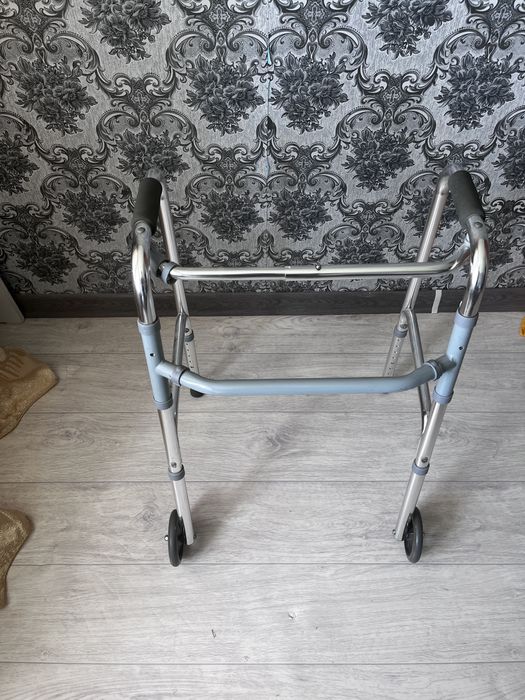 продам ходунки на колесах новый