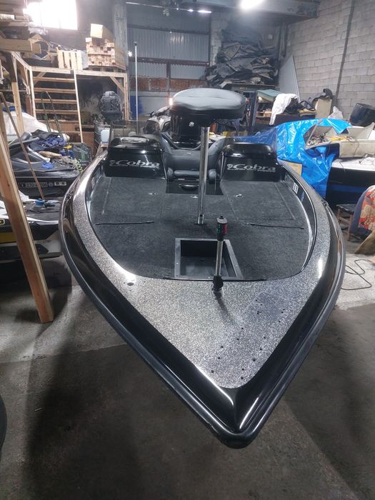 Лодка Cobra basboat