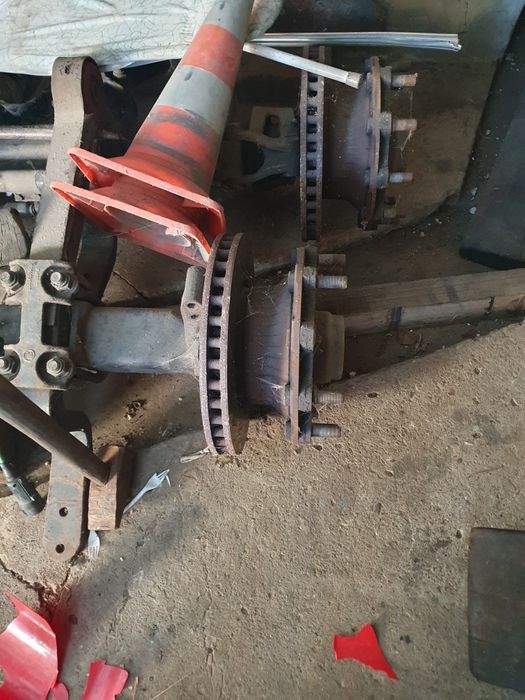 Vind axe semiremorca si etrieri in perfectă stare de funcționare