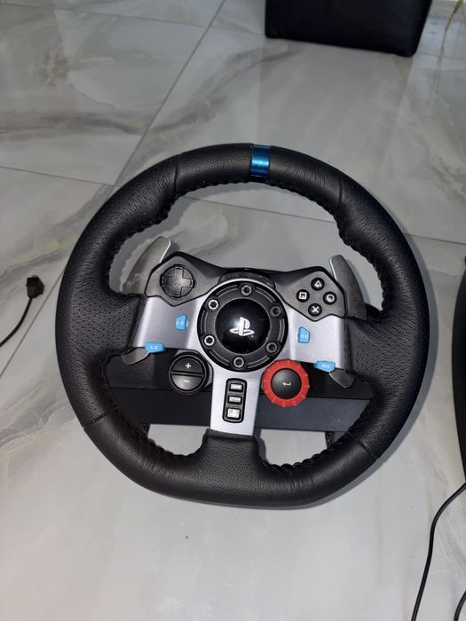 Това е състезателен волан комплект Logitech G29 Driving Force.