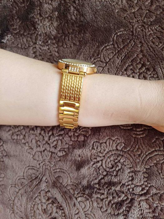 GUESS Дамски часовник - ОТЛИЧНО състояние