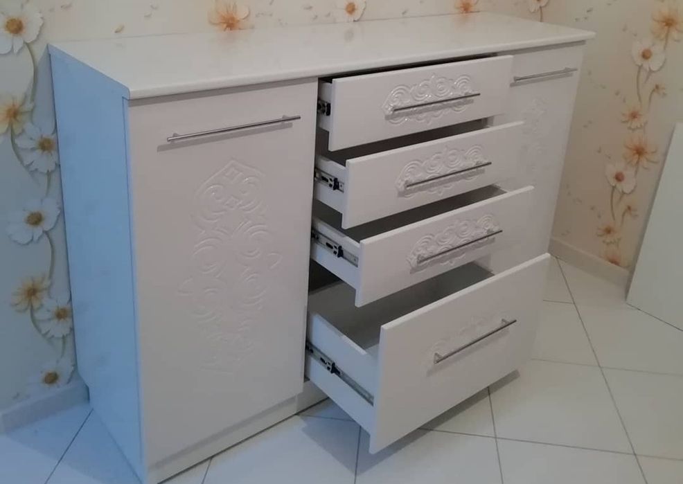 Комод для посуды красивый и вместительный