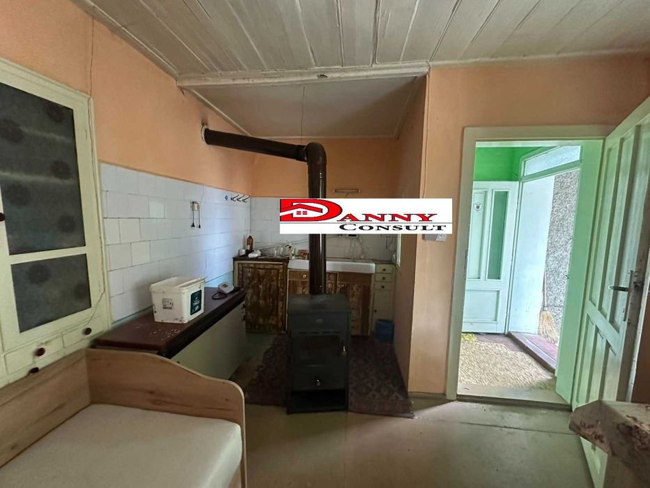 Двуетажна къща с двор и кладенец в с. Караисен