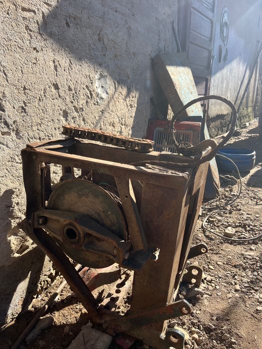 Troliu mecanic de tras lemne pentru tractor 445.