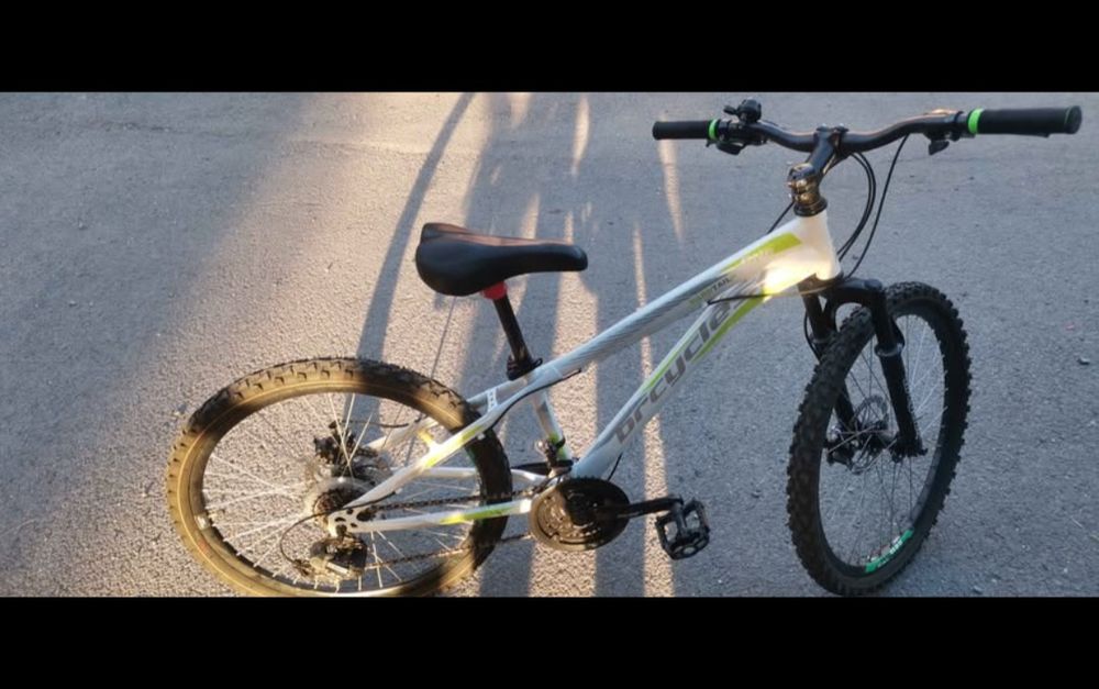 Vând bicicleta cu roți de 20"