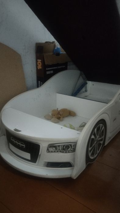 Кровать детская машина.