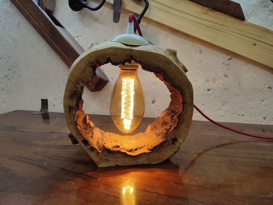 Ръчно изработена дървена лампа