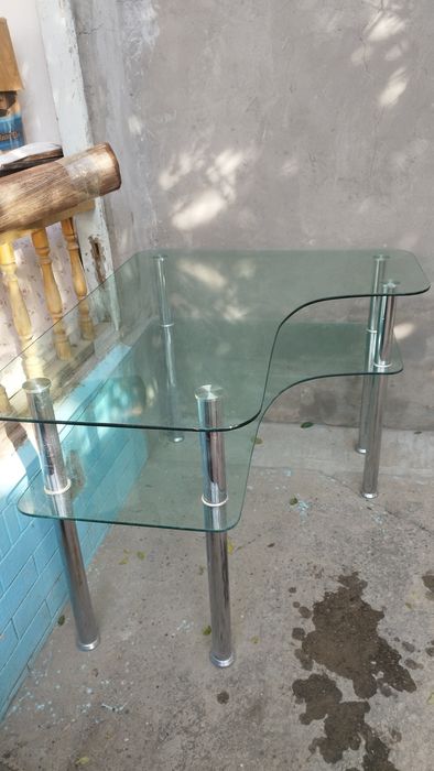 Стеклянный стол...