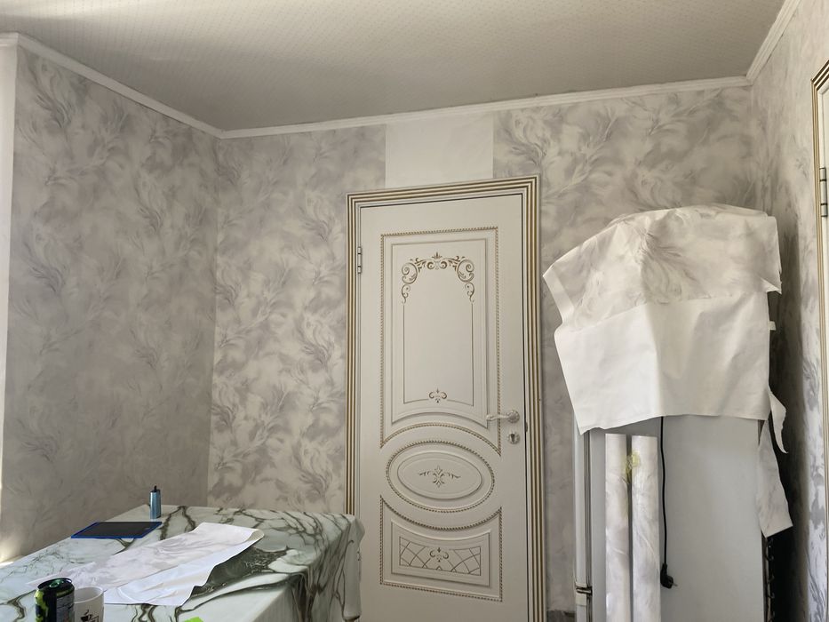 Поклейка обоев и покраска стены