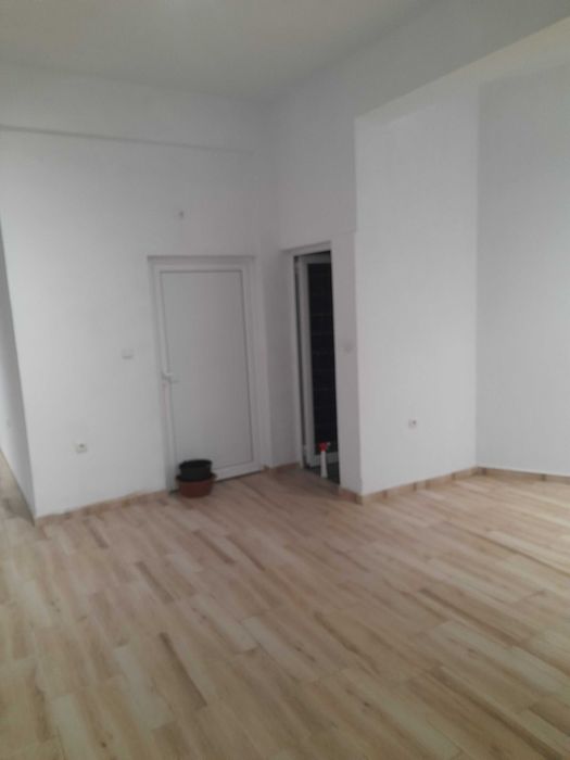 Дава се под наем Магазин в Петрич - 100 кв.м за 300 € - Снимка #4