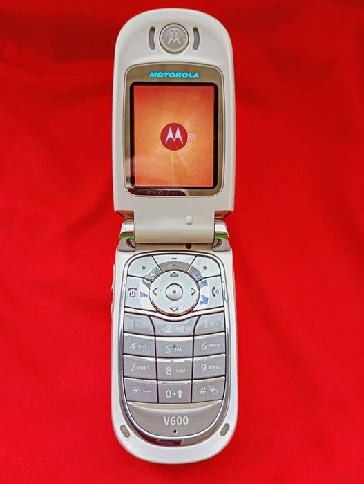 Motorola v600 ( decodat, baterie foarte buna)