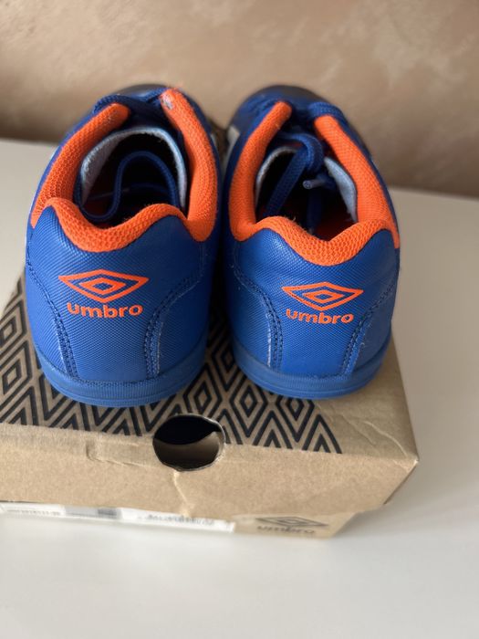 Детски стоножки за футбол umbro, номер 30