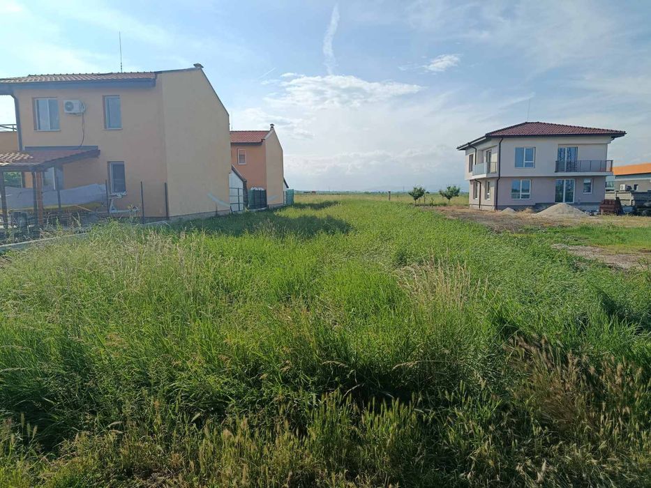 продава парцел в божурище на гл път за гурмазово 700 кв за 2 къщи строй се на калкан