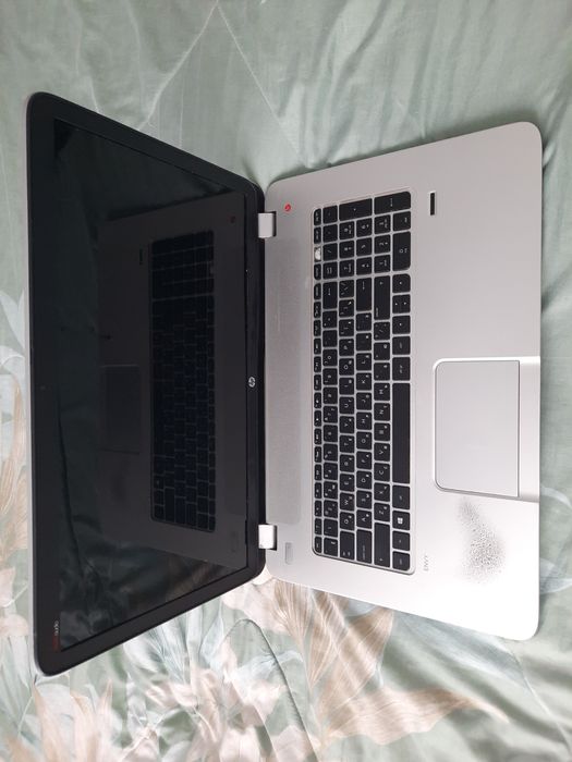 Ноутбук отлично подходящий для работы, зарядка и клавиатура в придачу.