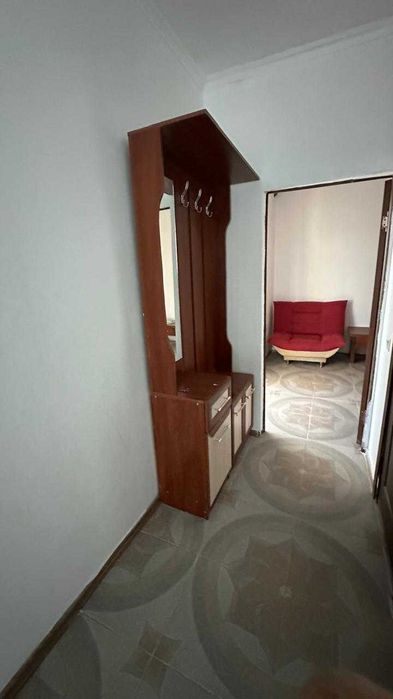 Шкаф, кровать, зеркало, тумба