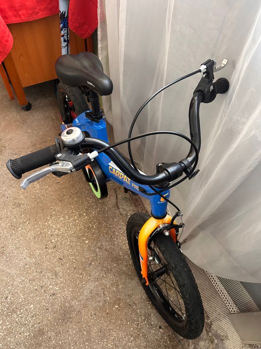 Bicicletă de copii cu roți ajutătoare!