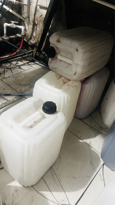 Продам канистры пластиковые 23л