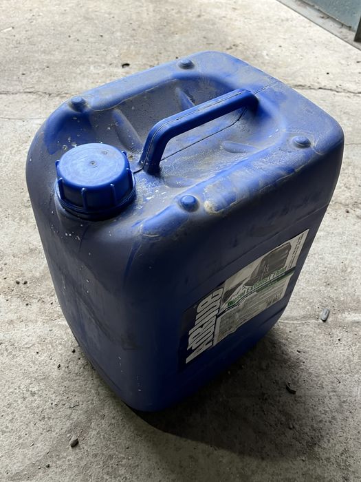 20 литровые канистры