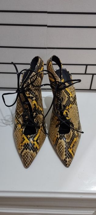 Обувки на ток със змийски принт