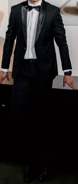 Смокинг костюм.