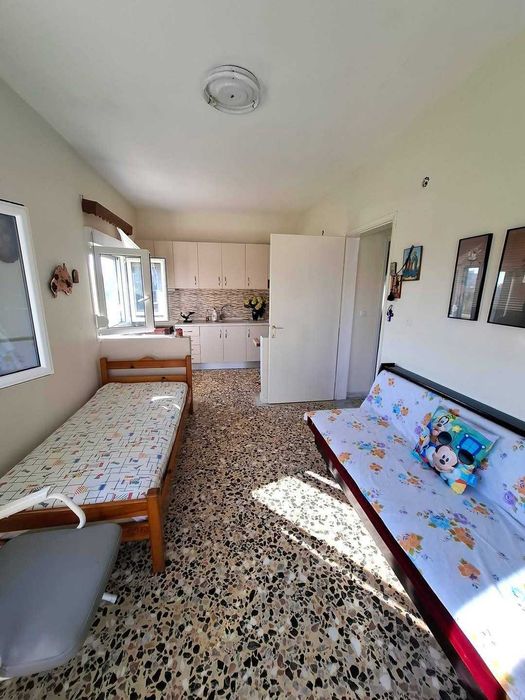 Продава малка къща с площ 50 м2 и двор 170 м2 в Неа Врасна, Гърция