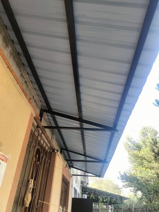 козырьки над окнами и ролики для белья