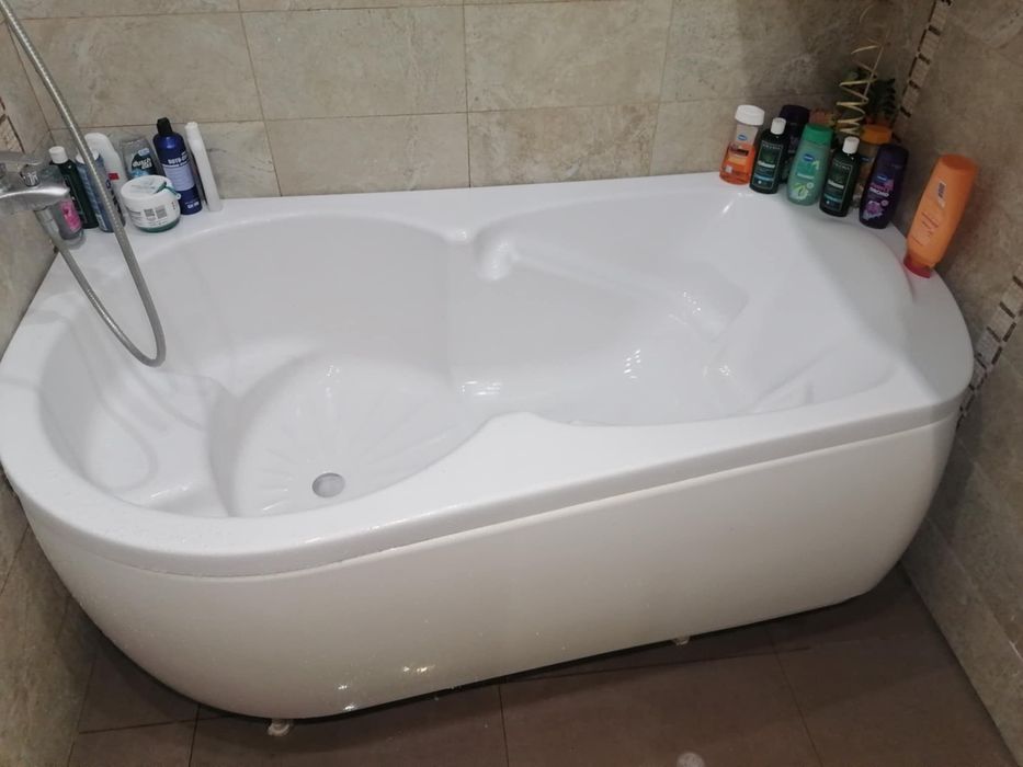 Продавам ъглова вана