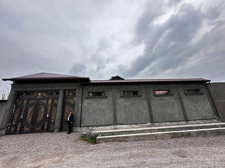 Uch qàvatli uy qum suvoqda 6 sotik pusto Arenday