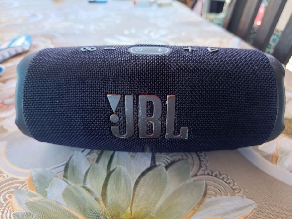 Продавам JBL Charge 5 – Като нова