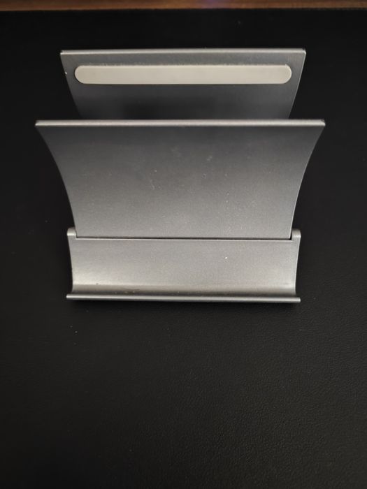 Вертикална стойка за лаптоп