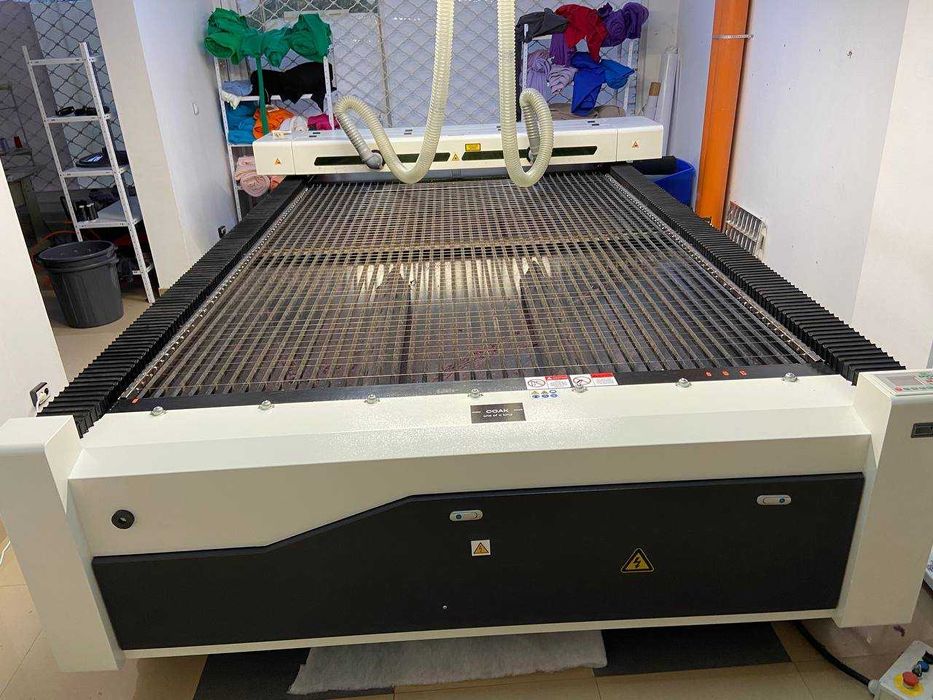 CO2 Лазерна машина (плотер)| Работна площ 2x3m | Почти нов