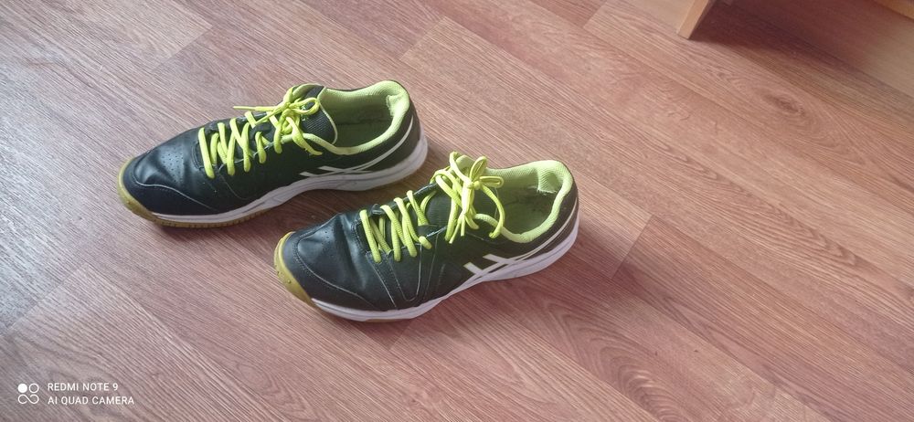 Продается отличные футзальные кроссовки
