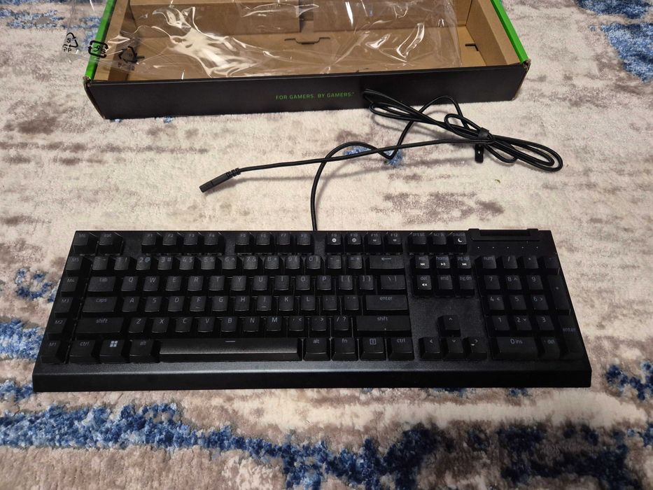 Tastatură Gaming Razer BlackWidow V4 X – Switch-uri Yellow Linear