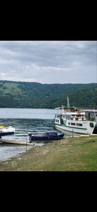 Barcă  cu motor de 4 cai si peridoc