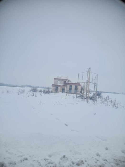 Vând spațiu expozițional si teren