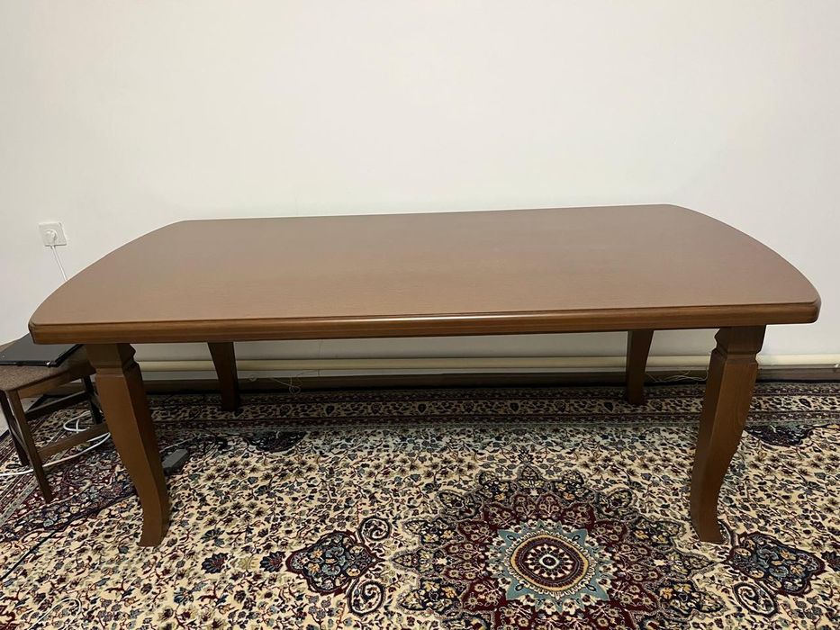Обеденный прямоугольный стол.