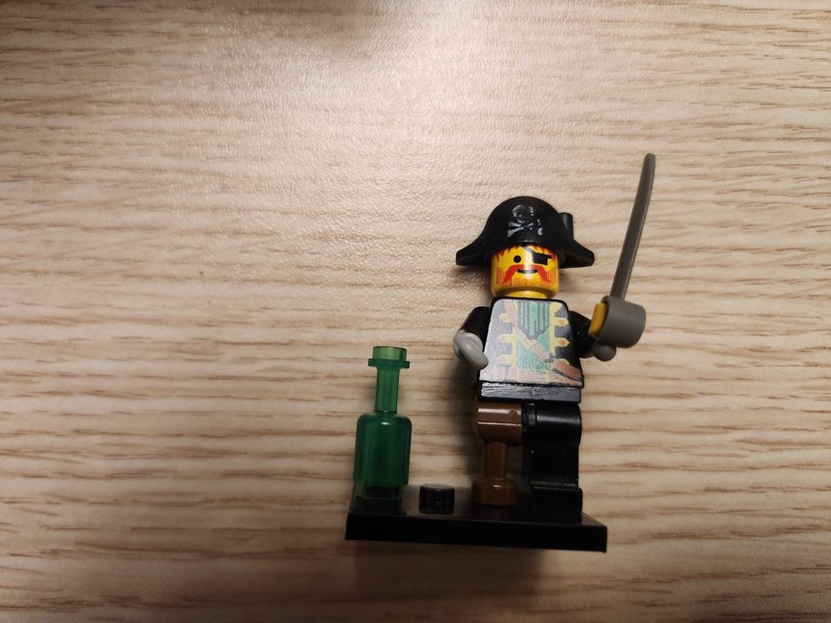 Лего Пират, акула, пиратско знаме, каса с бутилки и 2 папагала.