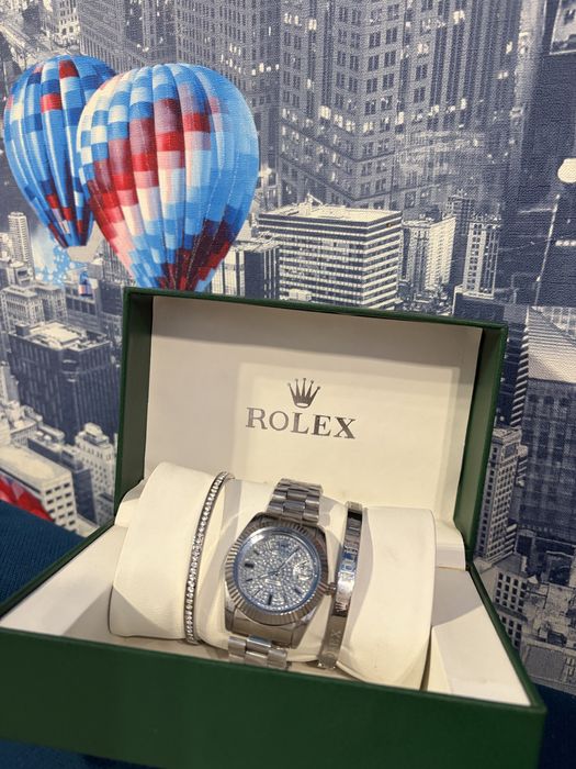 Продается красивые женские часы