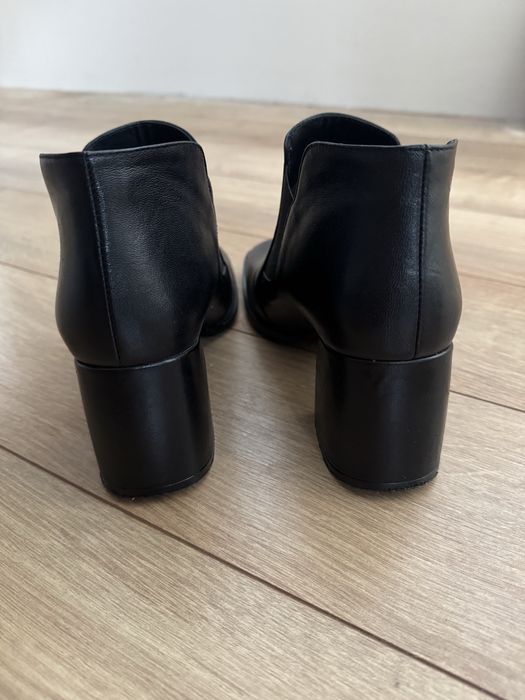 Елегантни черни боти до глезена