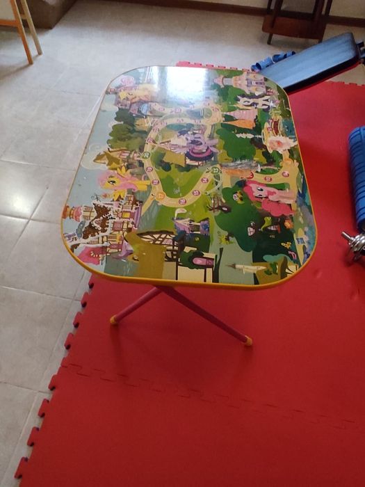Продаются детские стол, мольберт, елка
