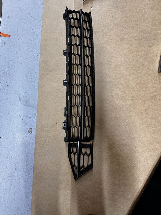 Grilă inferioară bară față skoda superb 3.